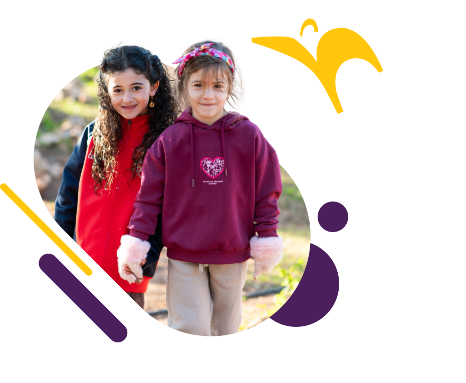 שתי תלמידות של יד ביד מחייכות בחצר בית הספר