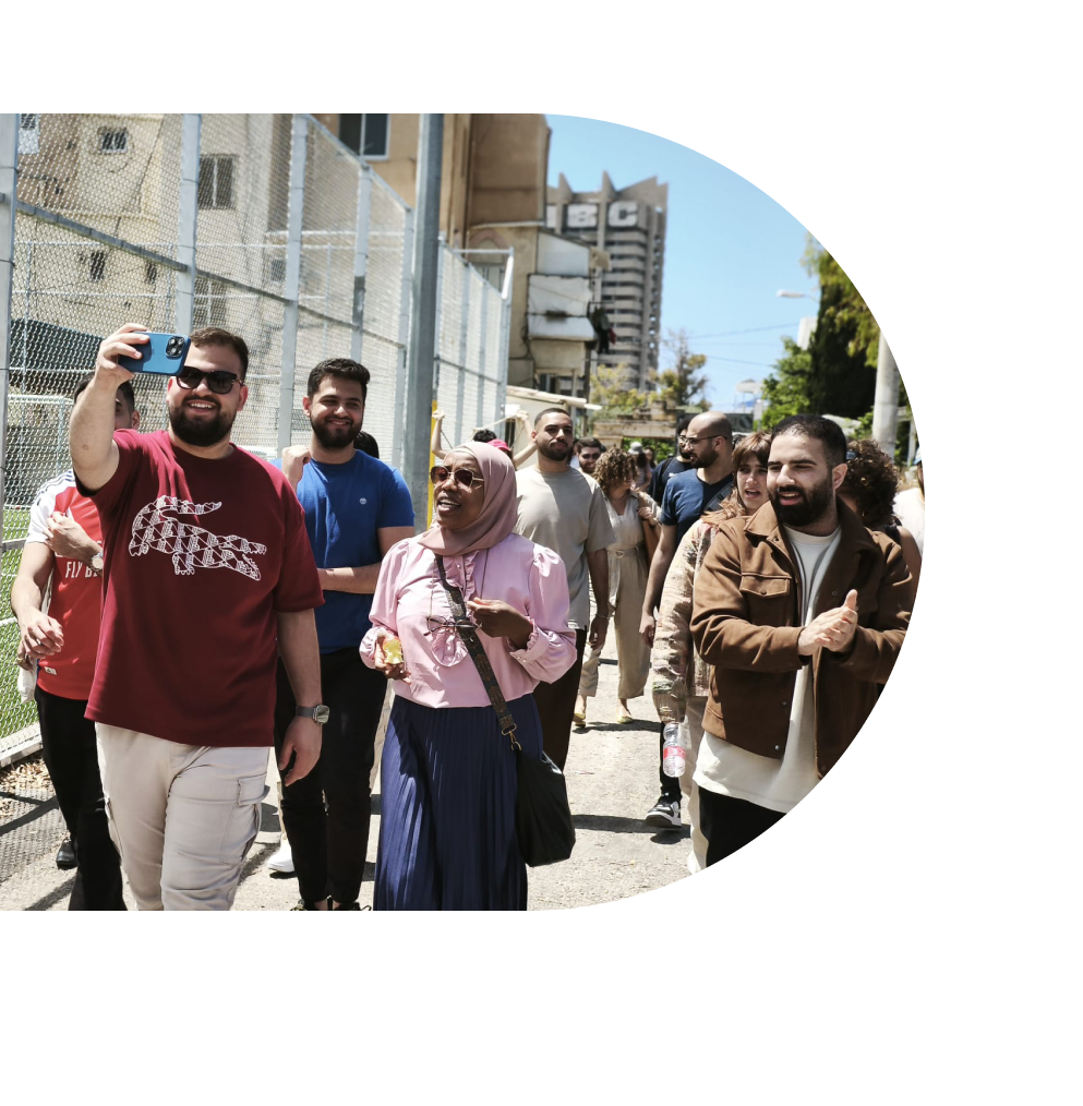 סטודנטים צועדים יחד ברחוב