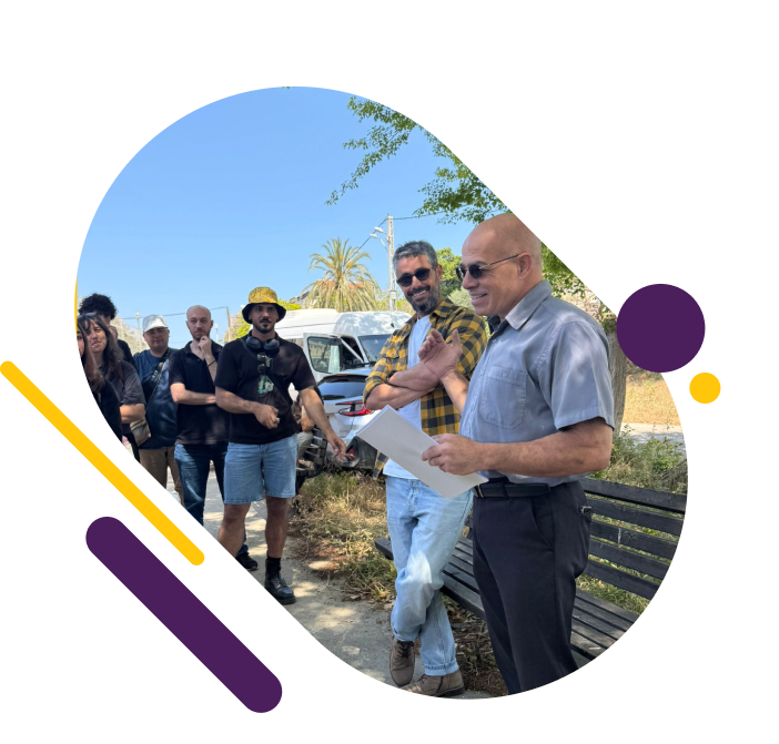 צעירים צועדים יחד בחוץ
